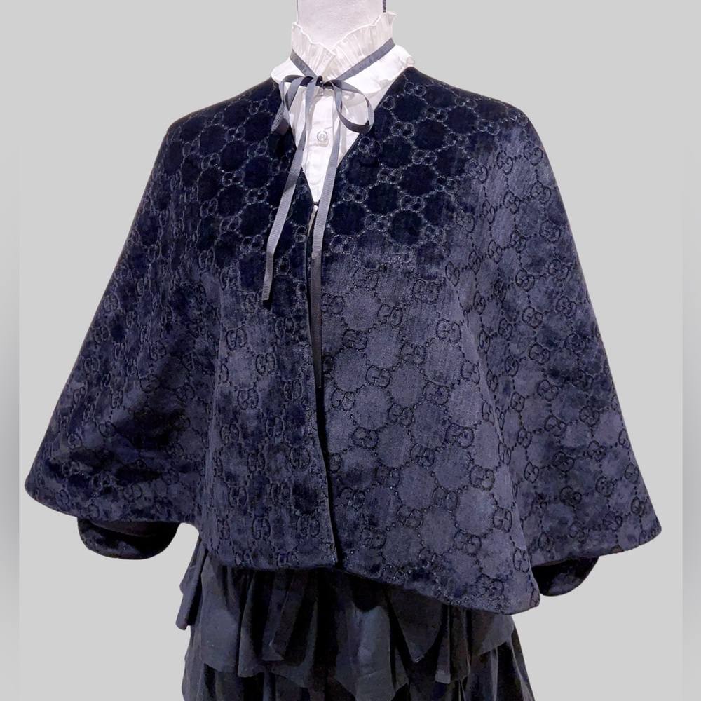 ❌SOLD❌100% Authentic Gucci GG Logo Black Velvet Cape Poncho One Size - Picture 7 of 16